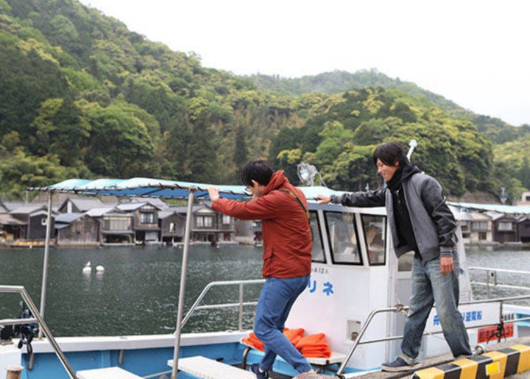 ▲The pier for boarding the boats is only a short walk away from the Tourism Association. Once you put on the orange life jackets the boat departs.