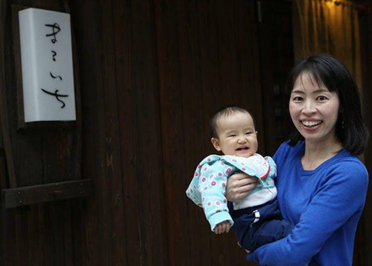 ▲The smiling faces of the proprietress and her baby daughter