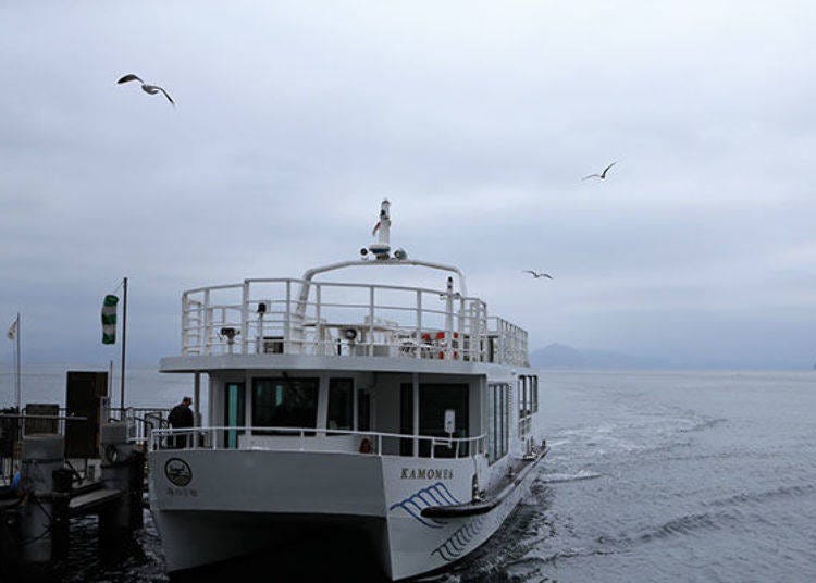 搭乘「伊根灣周遊遊覽船」，從海上欣賞船屋的漁村景色