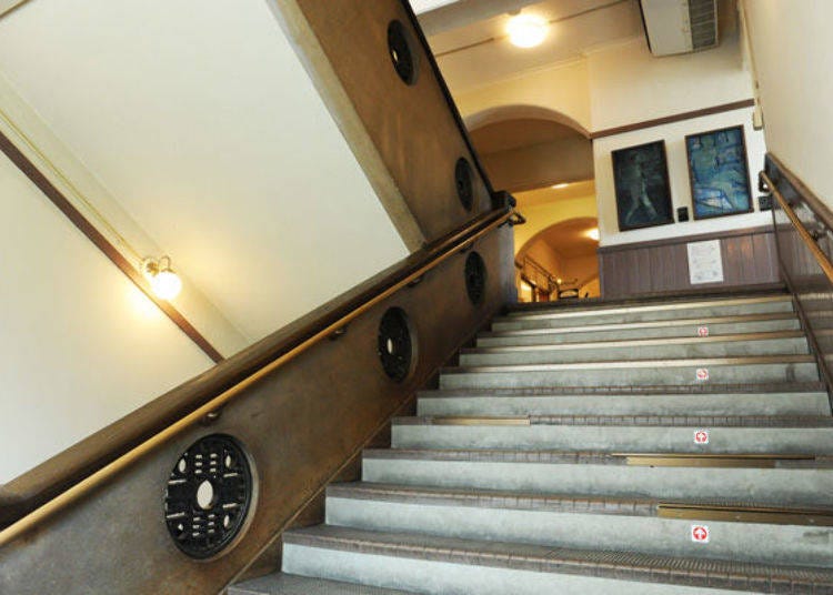 ▲Stairway going up to the second floor. The openwork under the banister, the arches under the ceilings, and other unique architectural designs blending Japanese and Western styles are the same as when they were created in 1931.