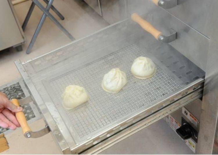 ▲Steam rising from the finished, steamed buns look so delicious!