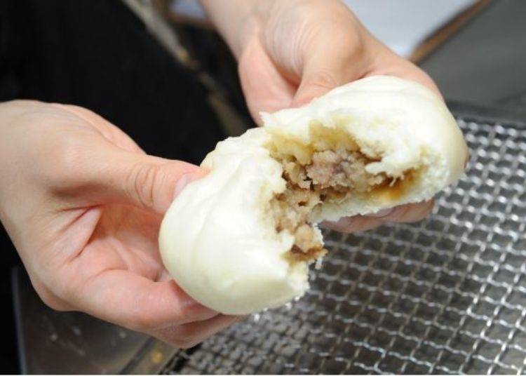 ▲ I also was able to sample the Paoko commercial pork buns. They have a deeper, richer flavor, the ingredients being made with diced pork and sweetly simmered Shiitake mushrooms. You can eat as many as you like (200 yen each, including tax; possible to eat there)
