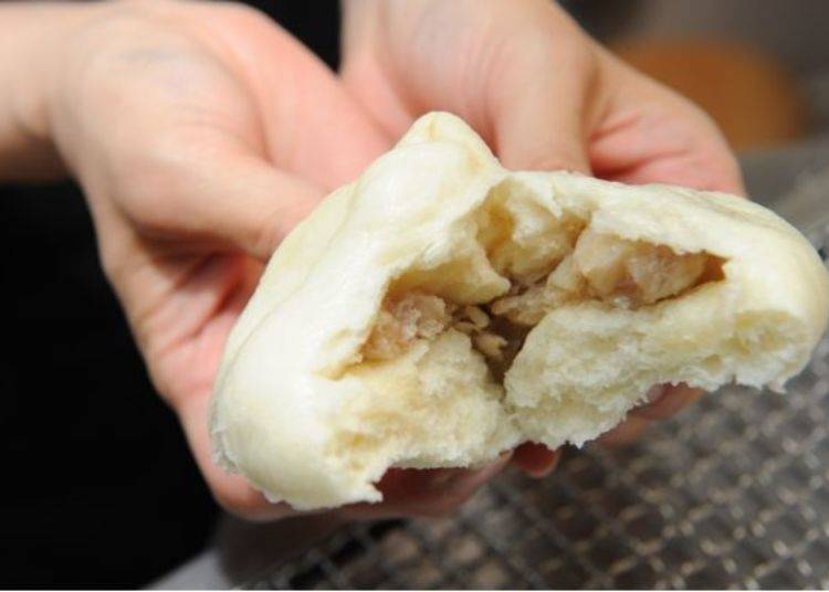 ▲ A view inside the pork bun showing the ingredients.