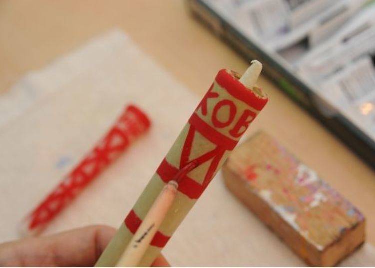 ▲Adding the picture with acrylic paint. The candle wax is a type of hardened oil. If there is too much water in the paint it runs, so the paint should be thick in order for it to stick.