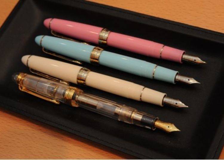 ▲Original Pro Color Fountain Pens, from the top "Oji Cherry", "Kobe Water Blue", and "Sumaura Sand Beige" (750 yen each including tax). At the very bottom is the original fountain pen “Proske” (13,500 yen including tax).