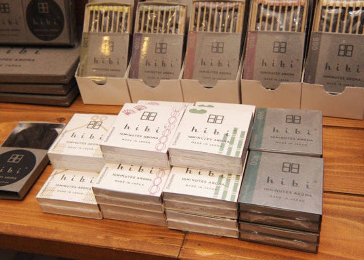 ▲"hibi" are matches that when lit emit a fragrance (702 yen including tax for a package of 8). Includes a mat for placing the incense match after it has been lit.