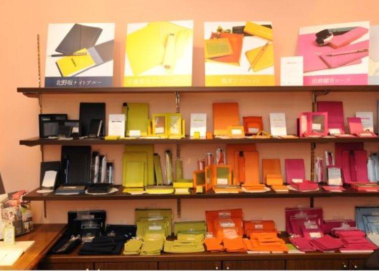 ▲以神戶街道色彩為主題的文具商品中有許多像是名片夾、筆袋等皮革商品系列。
