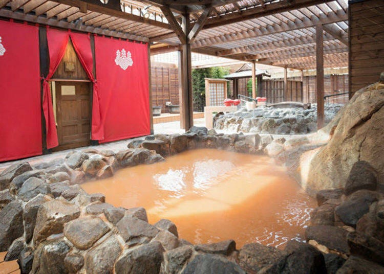 ▲The open-air baths, which are for men and women on alternating months, have hot spring water flowing directly from the source as does the Kin-no-Yu onsen.
