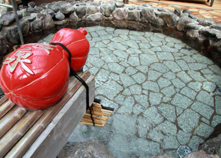 ▲ In the Gin-no-Yu open-air bath there is an object shaped like a gourd which was Taiko Hideyoshi's battle standard