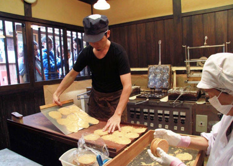 ▲ You can watch the crackers being made inside the shop