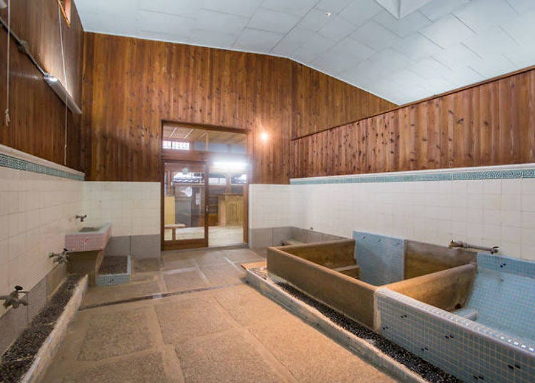 ▲Old-style bathhouse with contemporary looking bath