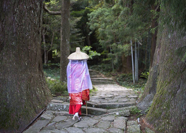 ▲穿著平安時代的服飾在附近遊訪
