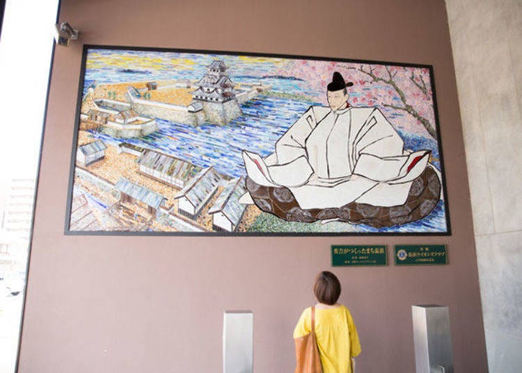 ▲Large glass mosaic of Hideyoshi and Nagahama Castle on the wall of the West Exit of JR Nagahama Station