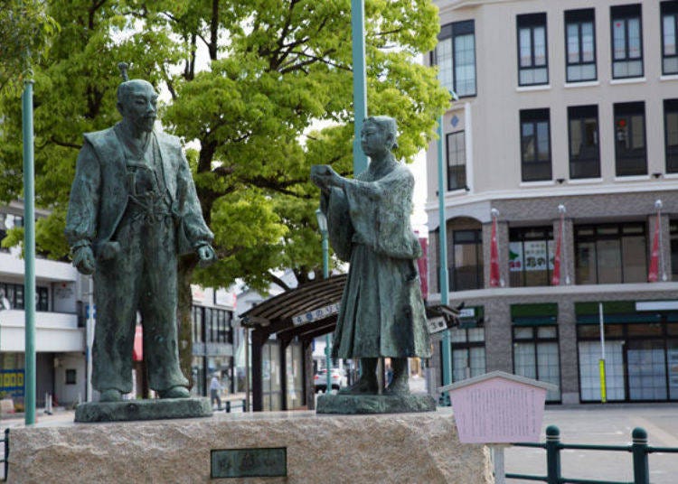 ▲ Statues depicting an encounter between Hideyoshi (left) and Ishida Mitsunari (right) in front of the station. Nagahama is also the birthplace of Mitsunari.