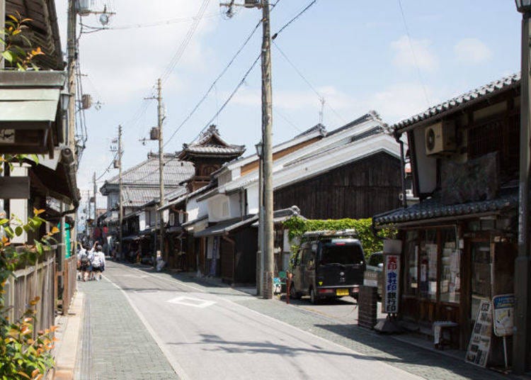 ▲The old-style houses look as though they traveled through time to the present.