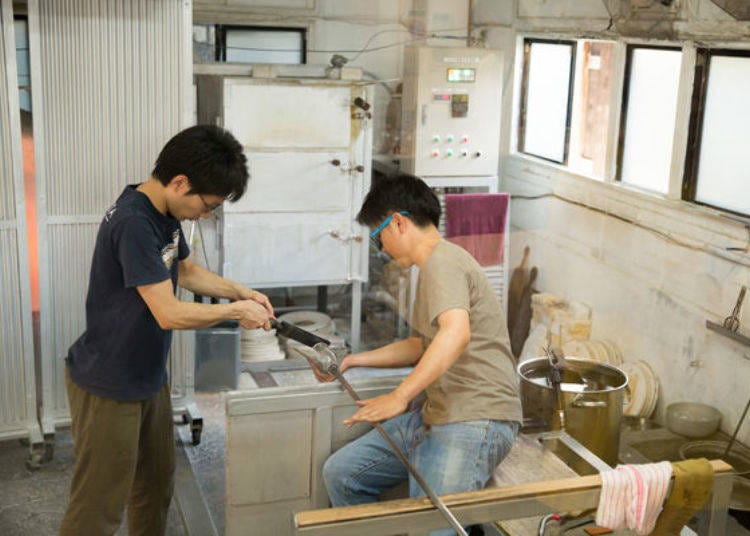 ▲The craftsmen quickly transform the molten glass into works of art.