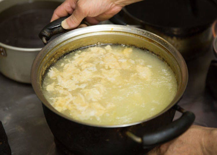 ▲Soup stock is made by stewing chicken bones for four hours