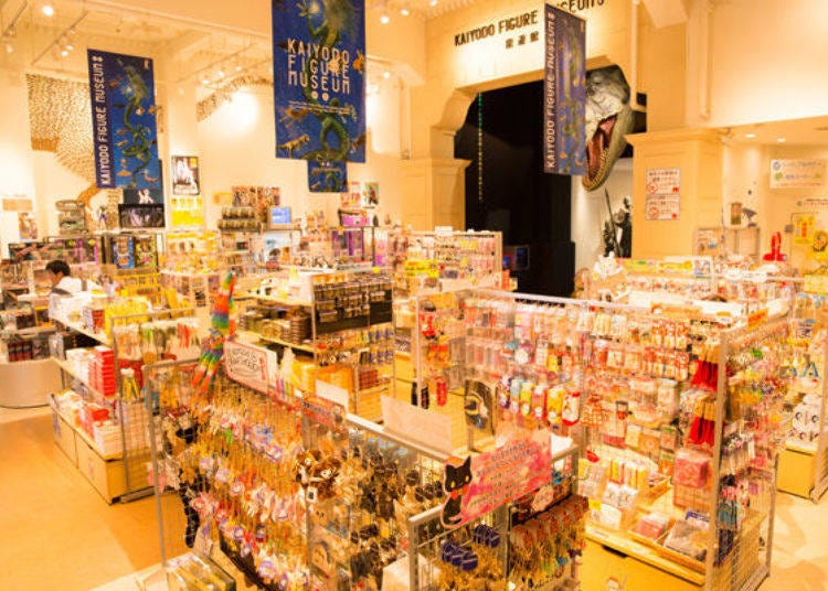 ▲ In the shop on the first floor, there are many popular figure products and original capsule toys that can only be found here.