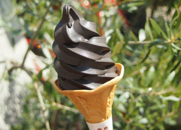 ▲ The black Kurokabe Soft Ice Cream Cone (400 yen, including tax) has a chocolate flavor