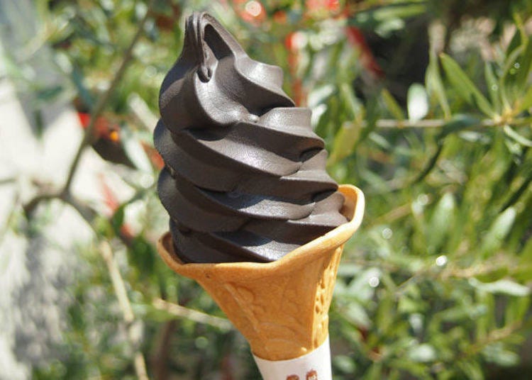 ▲全黑的「黑壁霜淇淋」（400日圓含稅價）是巧克力口味