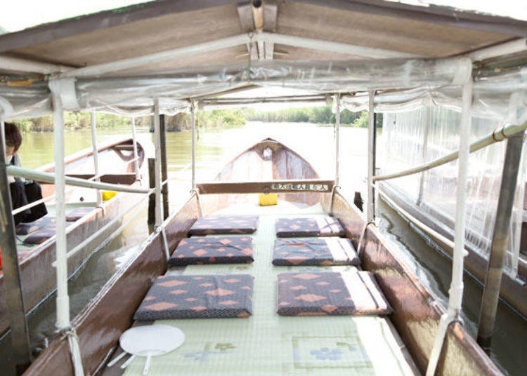 ▲The inside of the boat is fairly spacious. The boatman operates the boat with a single rod.