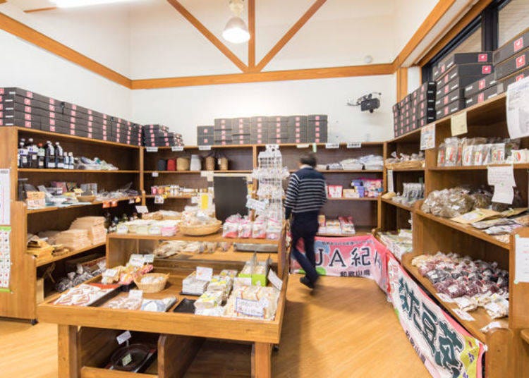 ▲The shelves are lined with Wakayama gourmet items