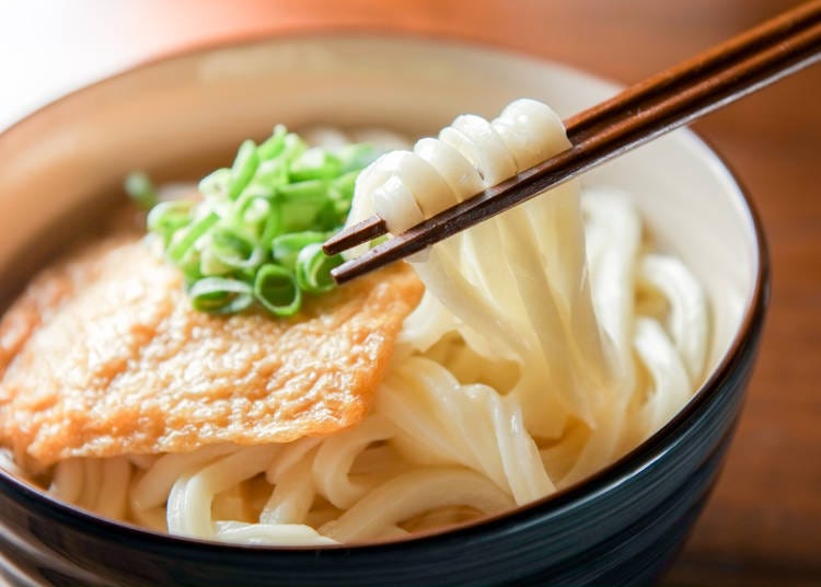 甘い薄揚げと出汁が決め手の「きつねうどん」