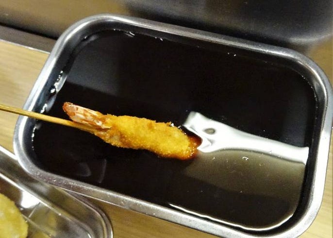 二度づけ禁止問題 ついに解決 超有名串カツ店に学ぶ 追いソース の裏ワザとは Live Japan 日本の旅行 観光 体験ガイド