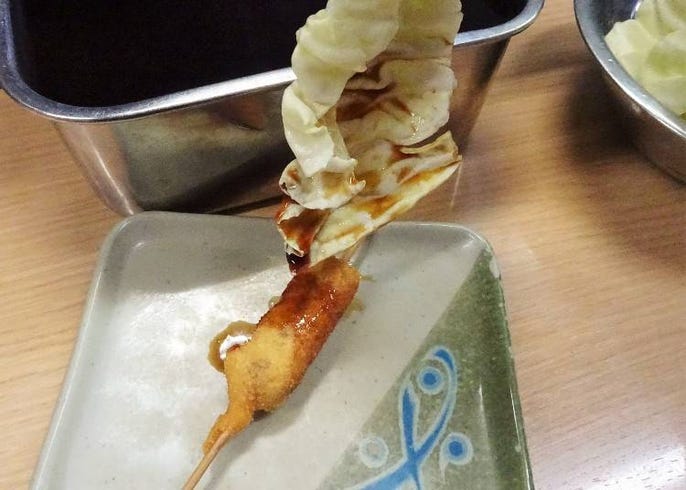 二度づけ禁止問題 ついに解決 超有名串カツ店に学ぶ 追いソース の裏ワザとは Live Japan 日本の旅行 観光 体験ガイド