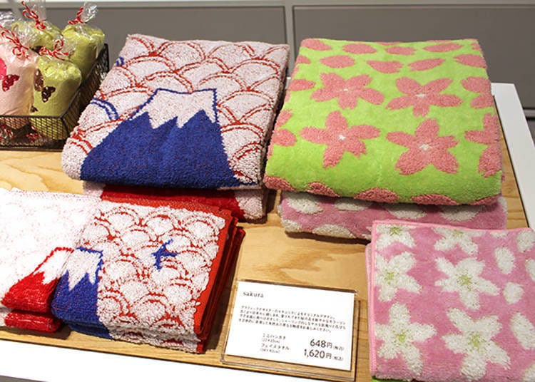“sakura” mini-handkerchief 648 yen, face towel 1,620 yen, “Fujisan” mini-handkerchief 648 yen, face towel 1,620 yen (all include tax)