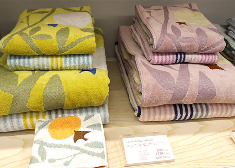 MIKAN mini-handkerchief 810 yen, face towel 1,728 yen, bath towel 4,536 yen (all include tax)