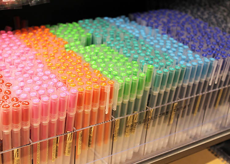 Popular gel ink ball-point pens. A single pen is 30 yen, replacement ink tubes are 60 yen (both with tax included)