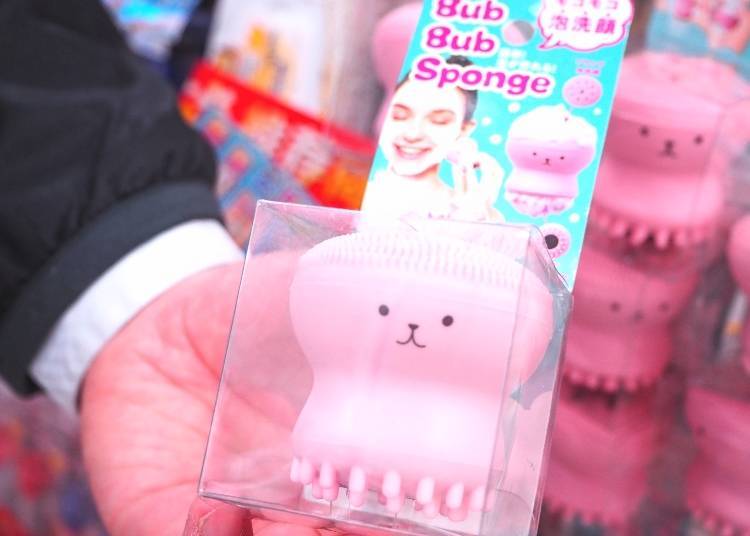 “Foaming Face Wash Bub Sponge” (580 yen plus tax) is a two-in-one product with a brush on top (for use with face wash), and bumps on the bottom (for massages)