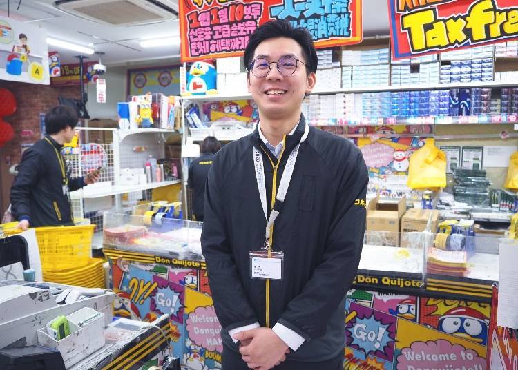 If you have any trouble while shopping, ask an assistant! This is  Mr. Cáo, the Chinese language specialist of the Welcome Crew.
