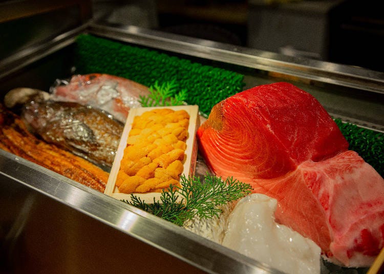 There are plenty of ingredients at the counter, such as tuna and sea urchins