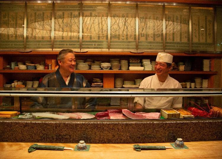 坐在吧檯座位可以和老闆及廚師一邊聊天一邊享用壽司。