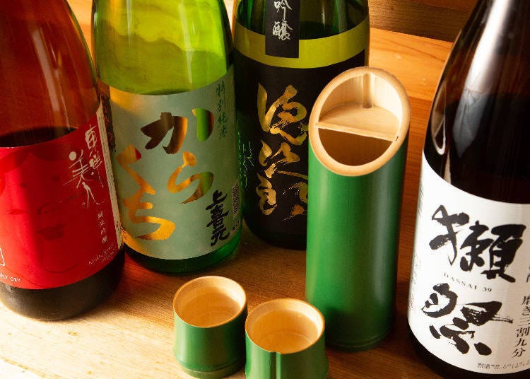日本酒以竹筒盛裝，令人備感風雅