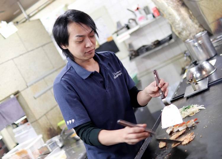 現場燒烤的臨場感也是在大阪燒店用餐的樂趣之一