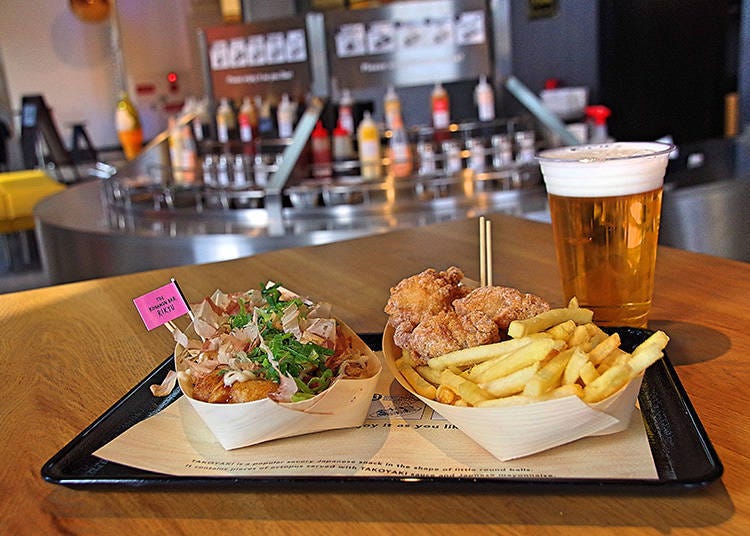 From the left: Takoyaki (8P for 780 yen), Potekara Set (fries and karaage fried chicken, 980 yen), beer (600 yen), all with tax included