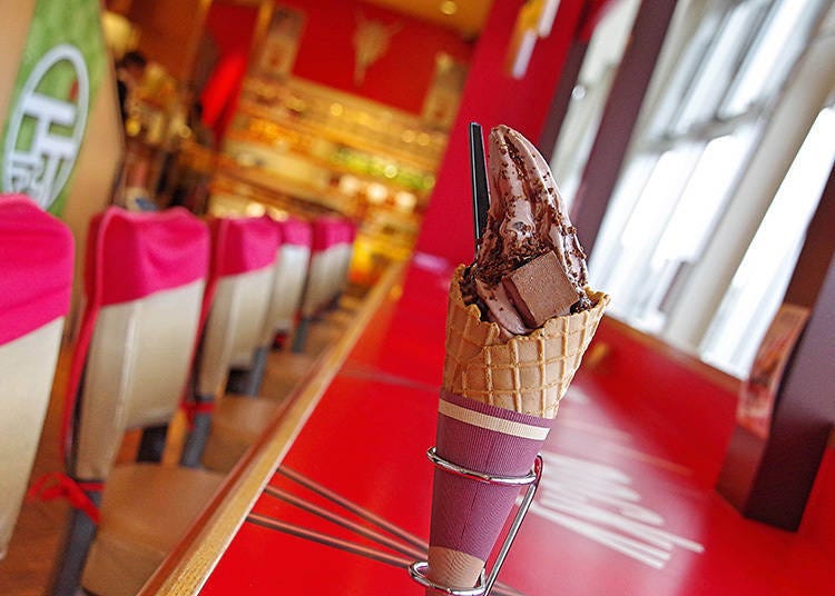 The most popular item: Mother Farm’s Premium Chocolate Soft Serve (450 yen, tax included)