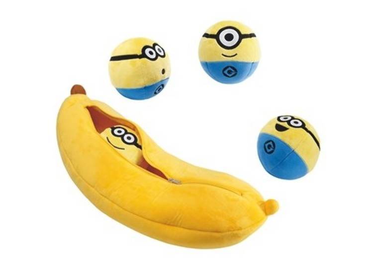 Banana pillow 4,800 yen. Sold at the Fun Store and other stores. Image provided by : Universal Studios Japan