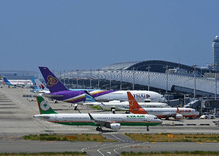 Get a panoramic view of the airplanes taking off and arriving on the observation hall, Sky View