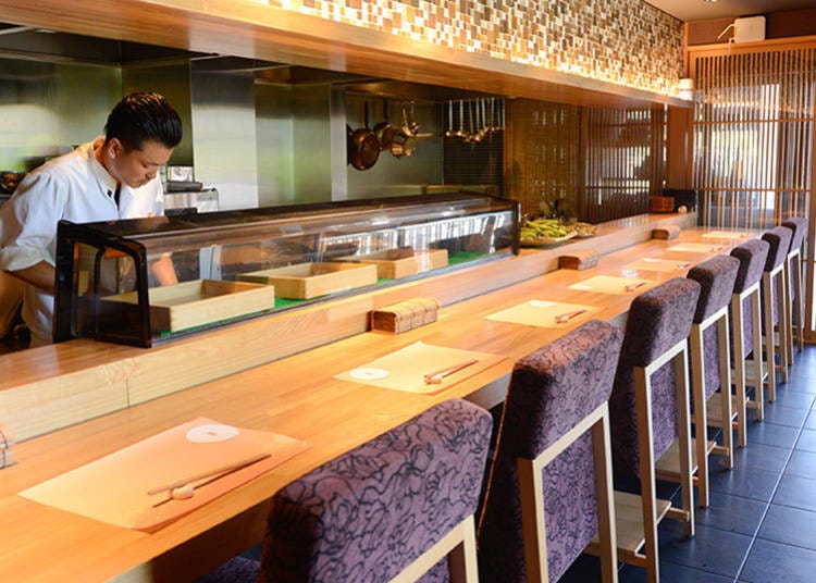 You can enjoy seeing the chef’s knifework at the counter seats