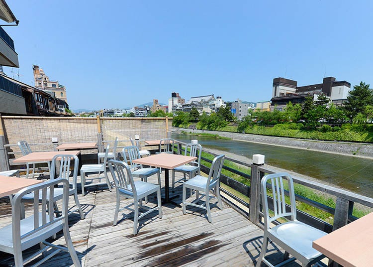 Enjoy the sound of Kamo River and feel the breeze with your meal out on the platform