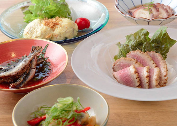 有芥末章魚（未含稅500日圓）、自製馬鈴薯沙拉（未含稅550日圓）等家常菜可享用
