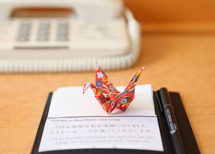 おもてなしの折り鶴は手作り。１つ１つ色や柄が異なる