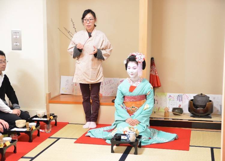 Participate in a Program to Enjoy "Otemae" with a Kyoto Geisha