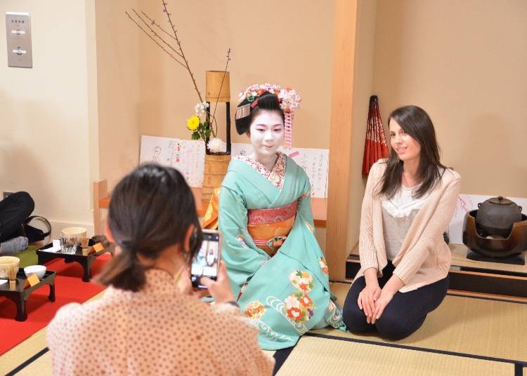 When It's Time for the Souvenir Photo, Receive a Present from the Maiko Too