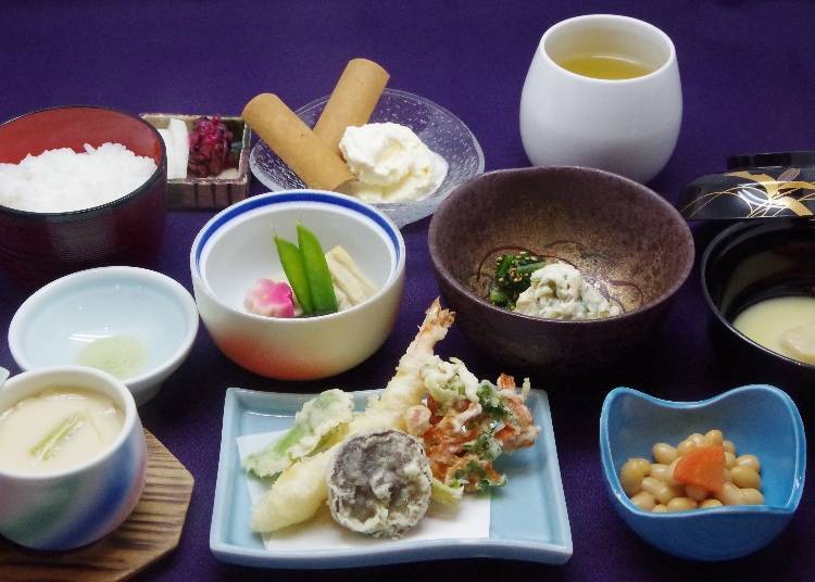 照片中為「和舞妓共享宴席午餐」（4800日圓起，含稅／費用依座位而有所不同）可享用的午餐菜色