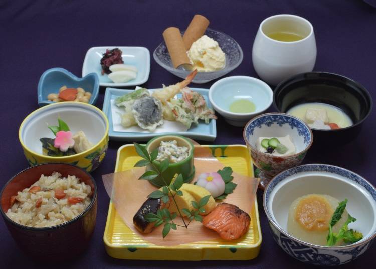 照片中為「和舞妓共享宴席晚餐」（5800日圓起，含稅／費用依座位而有所不同）可享用的晚餐菜色